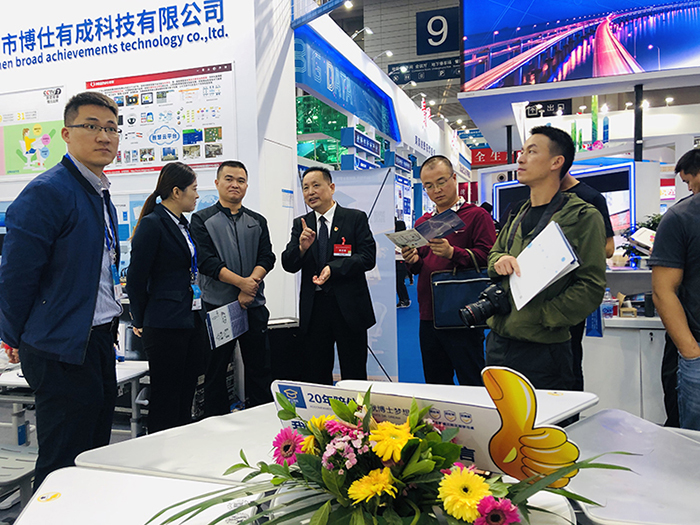 深圳市特種技術(shù)裝備協(xié)會(huì)會(huì)長(zhǎng)崔愛(ài)民，74集團(tuán)軍裝備雷鵬濤處長(zhǎng)