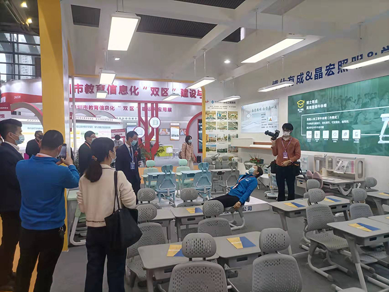 新型雙用午休課桌椅：保護視力，更關(guān)注學生睡眠