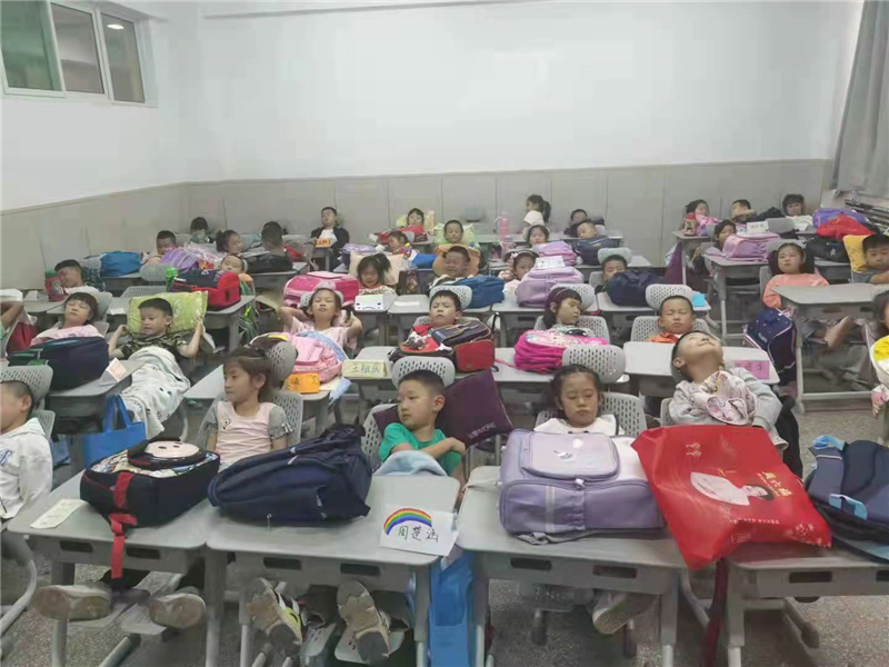 博仕有成課桌椅進(jìn)駐太原萬(wàn)柏林公園路小學(xué)(圖2) 博仕有成課桌椅進(jìn)駐太原萬(wàn)柏林公園路小學(xué)(圖2)