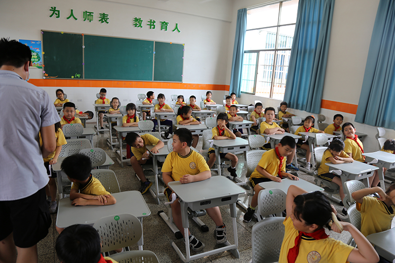 博仕有成午休課桌椅進(jìn)駐東莞市金鳳凰小學(xué)(圖3)