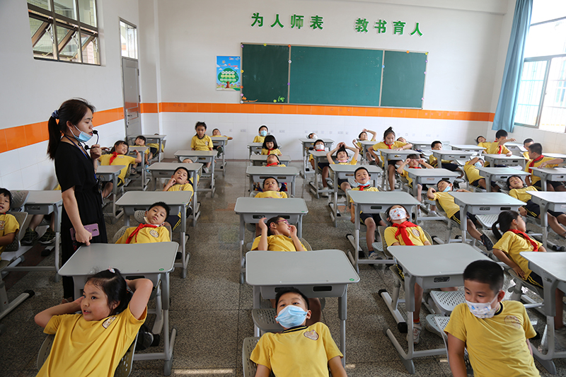 博仕有成午休課桌椅進(jìn)駐東莞市金鳳凰小學(xué)(圖6)