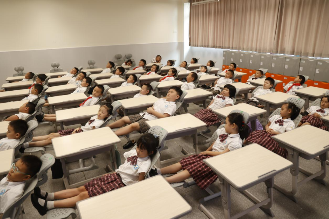 喜提“午休神器”！這所學(xué)校用一把椅子解決學(xué)生午休難題(圖1)